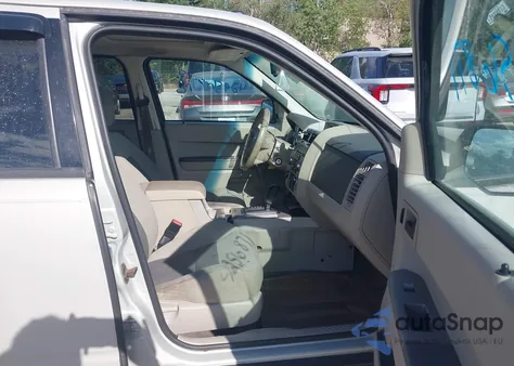 2008 Ford Escape Xlt z USA, uszkodzony, nr VIN 1FMCU93188KE62666